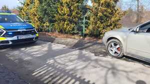 radiowóz, obok kontrolowany pojazd osobowy