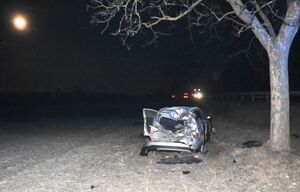 zniszczony pojazd po dachowaniu przy drodze