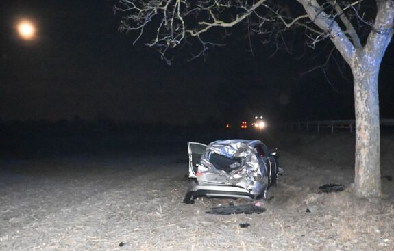 zniszczony pojazd po dachowaniu przy drodze