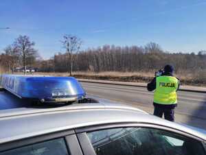 policjant podczas kontroli prędkości na drodze