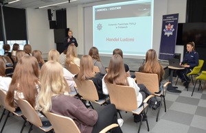 policjantki z młodzież podczas spotkania w Mediatece