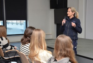 policjantka przemawiająca do młodzieży