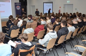 uczniowie zgromadzeni na sali w Mediatece podczas spotkania z policjantkami