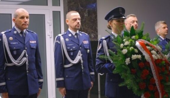 kierownictwo Komendy Głównej składa hołd poległym policjantom