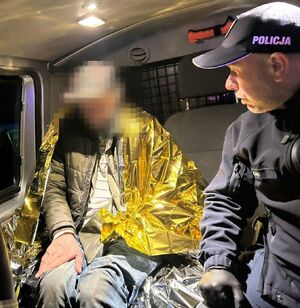 policjant w karetce z odnalezionym seniorem