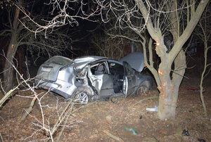 miejsce zdarzenia drogowego - widoczny uszkodzony samochód marki Ford koloru szarego