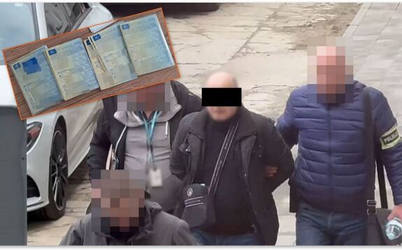 Policjanci prowadzą zatrzymanego mężczyznę.