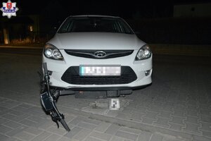 Hulajnoga elektryczna leży pod osobowym hyundaiem.