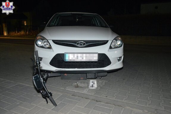 Hulajnoga elektryczna leży pod osobowym hyundaiem.