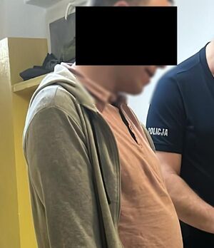 zatrzymany mężczyzna z policjant