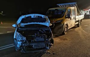 uszkodzone w wyniku kolizji dwa pojazdy na drodze