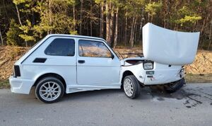 uszkodzony samochód na drodze