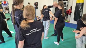 uczennice i policjant na macie