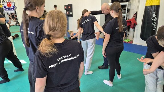 uczennice i policjant na macie