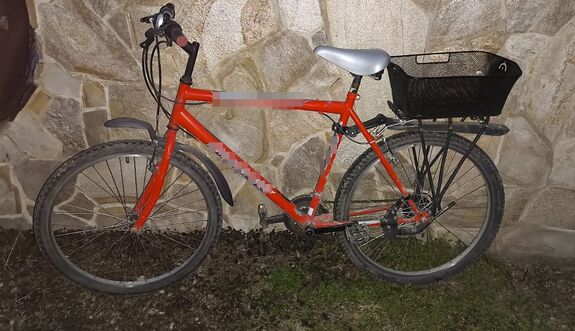 rower oparty o ścianę