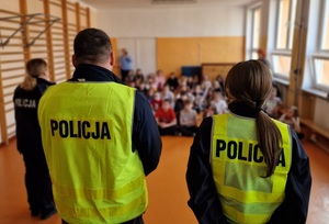 policjanci podczas spotkania z dziećmi