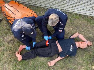 policjanci ćwiczą udzielanie pierwszej pomocy