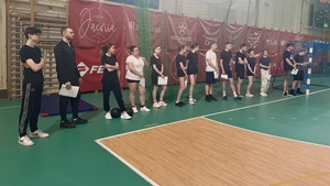 uczniowie stoją na sali gimnastycznej