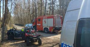 pojazdy służb na polnej drodze