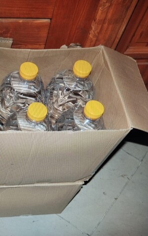 butelki z cieczą w pudełkach kartonowych