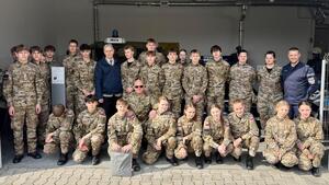 zdjęcie grupowe uczniów oddziałów mundurowych