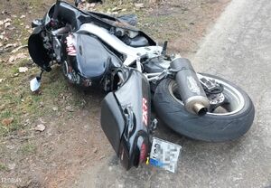 na jezdni leży motocykl