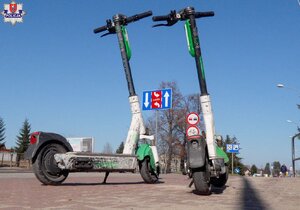 zdjęcie poglądowe dwie stojące na chodniku hulajnogi elektryczne