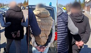 zatrzymani mężczyźni odwróceni tyłem