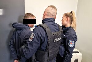 mężczyzna podczas badania stanu trzeźwości wykonywanego przez umundurowanych policjantów