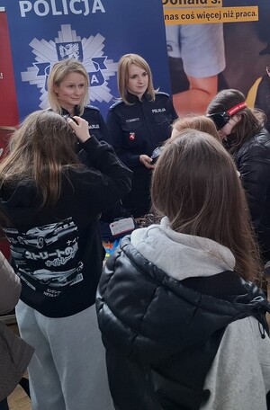 policjantki na targach pracy