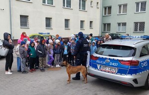 dzieci podczas rozmowy z przewodnikiem psa służbowego