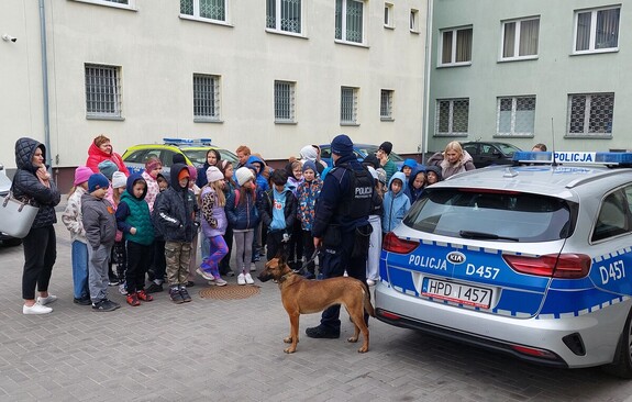 dzieci podczas rozmowy z przewodnikiem psa służbowego