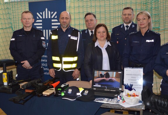 policjanci na policyjnym stoisku