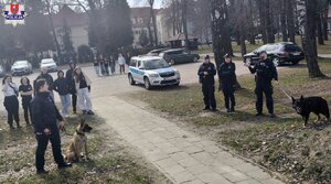 policjanci, dwa psy służbowe i młodzież