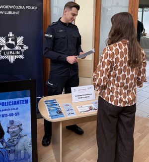 policjanci na policyjnym stoisku na targach