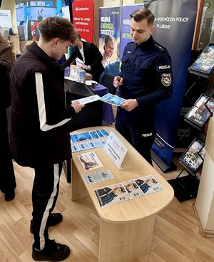policjanci na policyjnym stoisku na targach