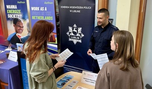 policjanci na policyjnym stoisku na targach