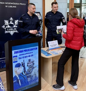 policjanci na policyjnym stoisku na targach