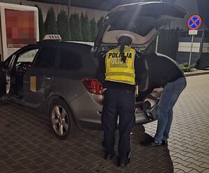 funkcjonariusze podczas kontroli taksówek