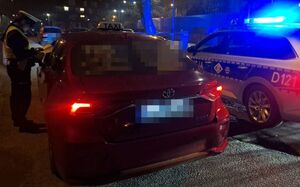 funkcjonariusze podczas kontroli taksówek