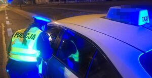 funkcjonariusze podczas kontroli taksówek