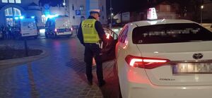 funkcjonariusze podczas kontroli taksówek