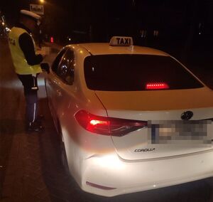 funkcjonariusze podczas kontroli taksówek