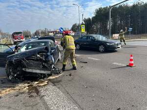 Dwa rozbite pojazdy na drodze, Akcja strażaków