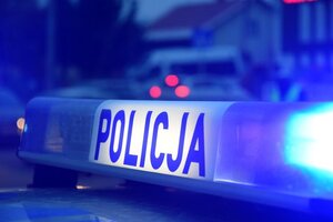 Zainstalowana na dachu radiowozu lampa z niebieskim światłem oraz podświetlanym napisem "Policja"