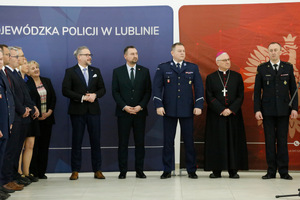 Wielkanocne spotkanie służb mundurowych w Komendzie Wojewódzkiej Policji w Lublinie. Jego Ekscelencja Artur Miziński Ksiądz Biskup Pomocniczy Archidiecezji Lubelskiej, I Wicewojewoda Lubelski Pan Wojciech Wołoch, Wicemarszałek Województwa Lubelskiego Pan Marek Wojciechowski,Komendant Wojewódzki Policji w Lublinie inspektor Tomasz Gil,  Komendant  Wojewódzkiej Państwowej Straży Pożarnej st. bryg. Zenon Pisiewicz.
