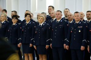 policjanci w umundurowaniu galowym ustawieni w szeregu