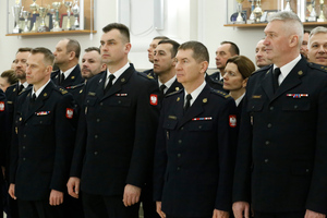 Strażacy w umundurowaniu galowym ustawieni w szeregu