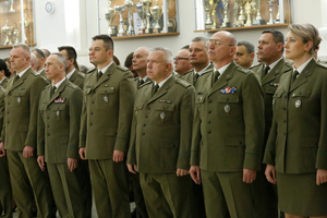 Funkcjonariusze Straży Granicznej w umundurowaniu galowym ustawieni w szeregu