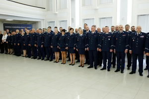 policjanci w umundurowaniu galowym ustawieni w szeregu